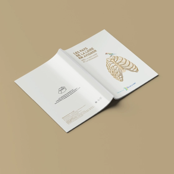Couverture et dos du programme pour l'édition 2018 du Festival d'Avignon.