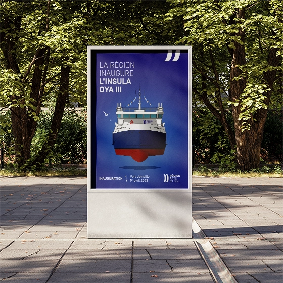 affiche du cargo Insula Oya III mise en situation dans la rue, pour l'inauguration du navire en 2023.