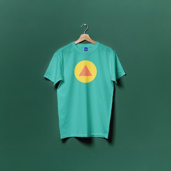 T-shirt La Clairière avec logo, exemple d'application de l'identité visuelle sur textile