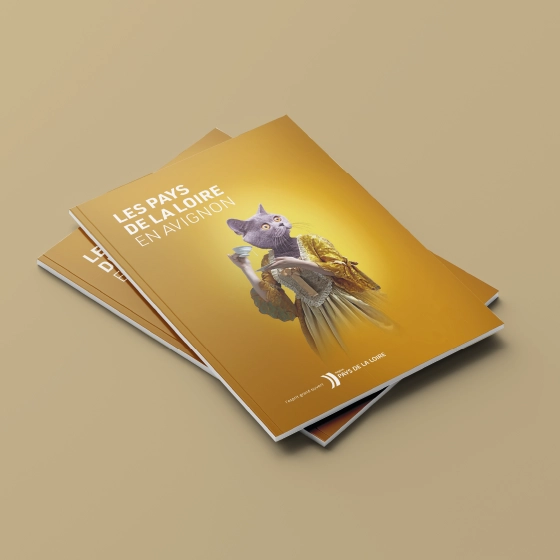 Couverture du programme 2015 du Festival d'Avignon illustrée avec un personnage hybride, créant un univers visuel unique pour chaque année de la sélection régionale des troupes de théâtre.