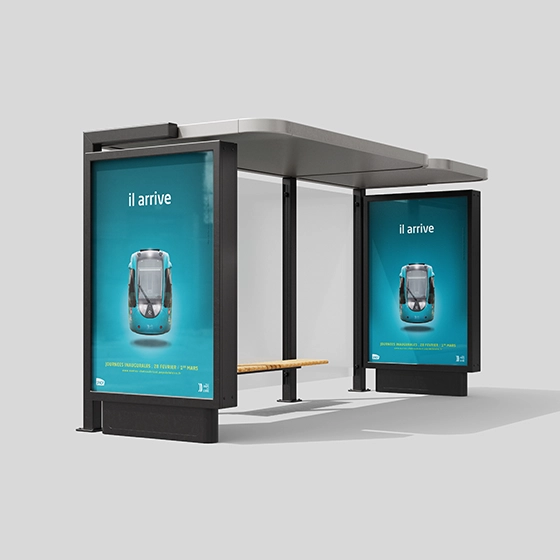 Affiche publicitaire sur un abribus, représentant un visuel graphique créatif pour l'inauguration du Tram train Nantes Châteaubriant.