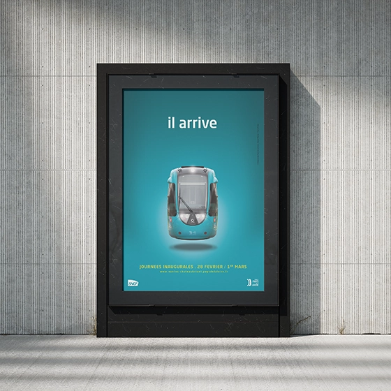 Affiche publicitaire installée dans la rue, offrant un visuel adapté à un affichage urbain pour attirer l'attention du public.