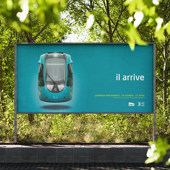 Affiche grand format en extérieur, installée dans la rue, avec un visuel horizontal pour l'inauguration du Tram train Nantes Châteaubriant.