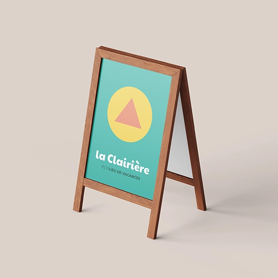 Panneau signalétique La Clairière avec identité visuelle écologique utilisant des formes géométriques simples