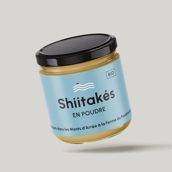 Exemple de bocal de shiitakés en poudre intégrant l'identité visuelle de la Ferme du Roudoudour