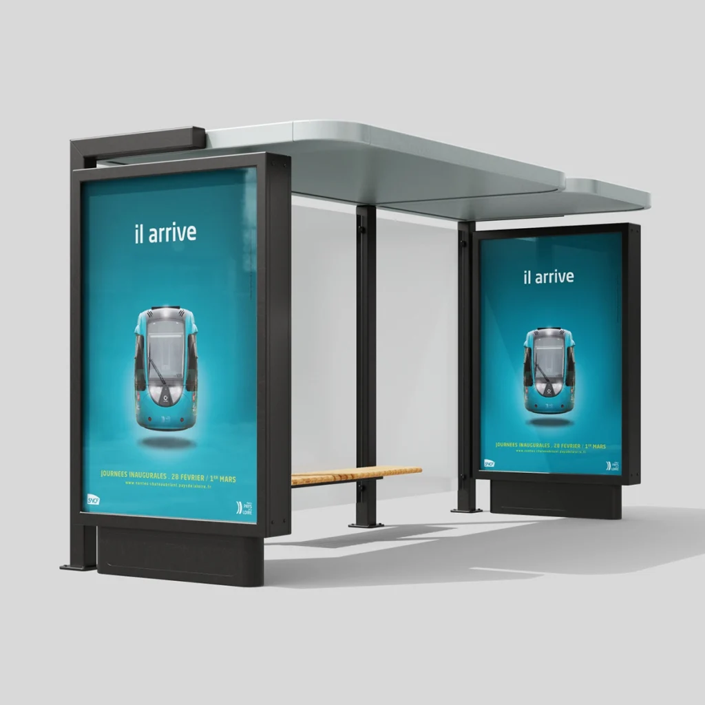 Abribus avec le visuel du tram train Nantes Châteaubriant
