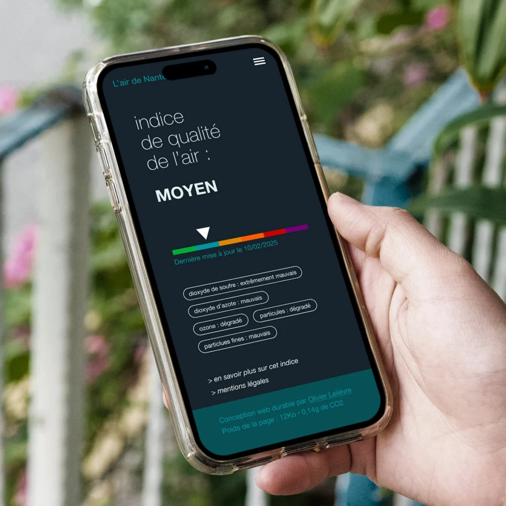 Smartphone affichant le site sur la qualité de l'air à Nantes